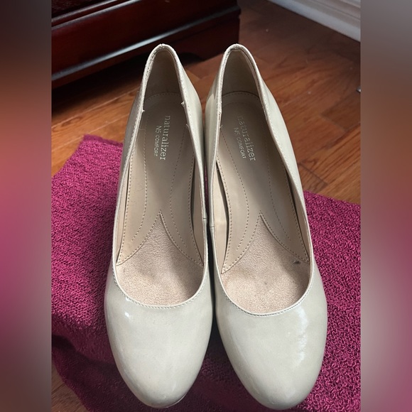 Patent leather Naturalizer heels size 7 - Picture 2 of 4